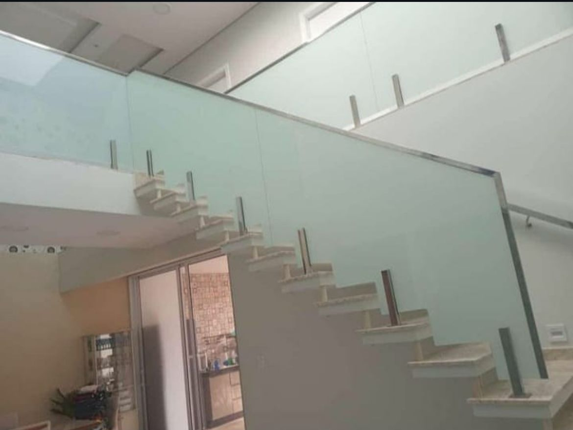 Escada com painéis de vidro fosco