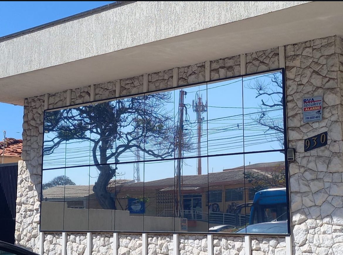 Fachada comercial com vidros reflexivos