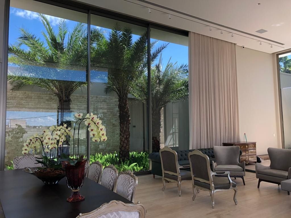 Sala de jantar com vista para jardim através de vidros com película