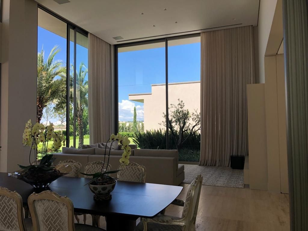 Living elegante com grandes janelas