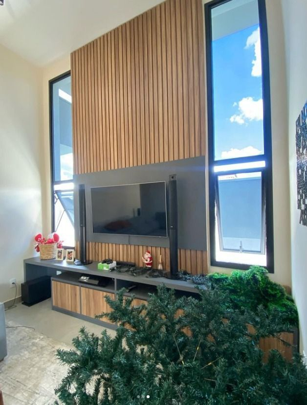 Sala moderna com grandes janelas e película