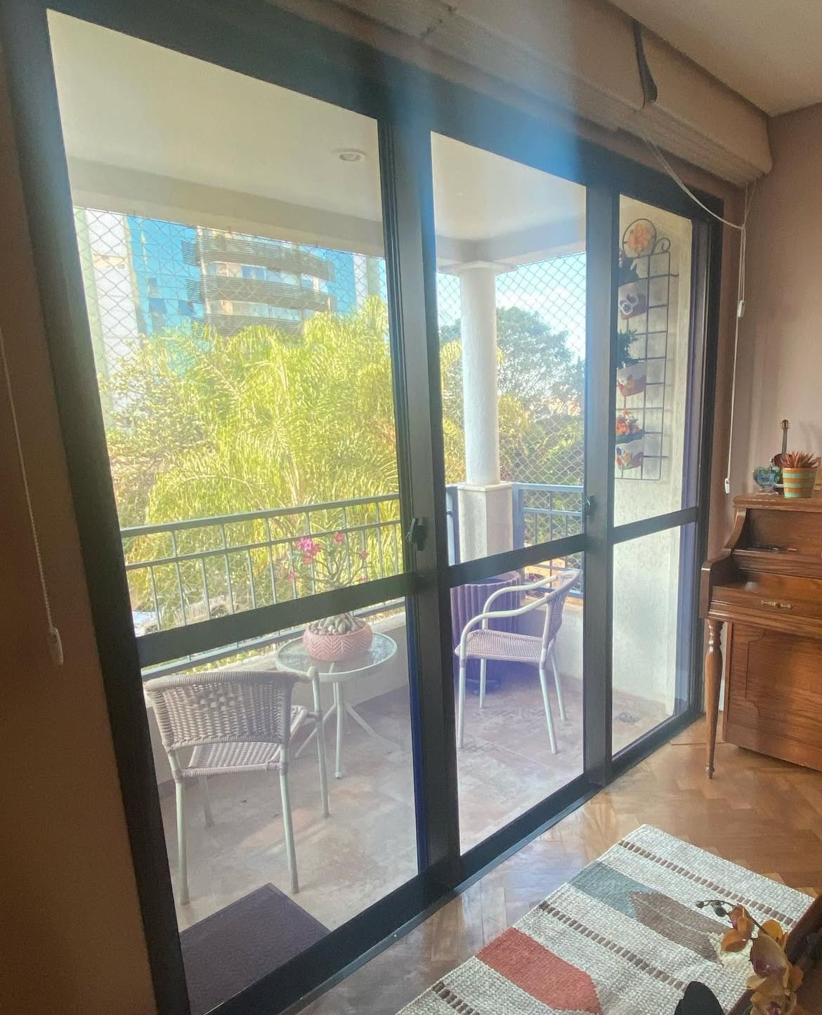 Porta de vidro para varanda com película